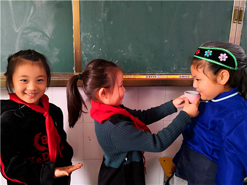 周口：小學(xué)生扮演“爺爺、奶奶” 感受重陽敬老情