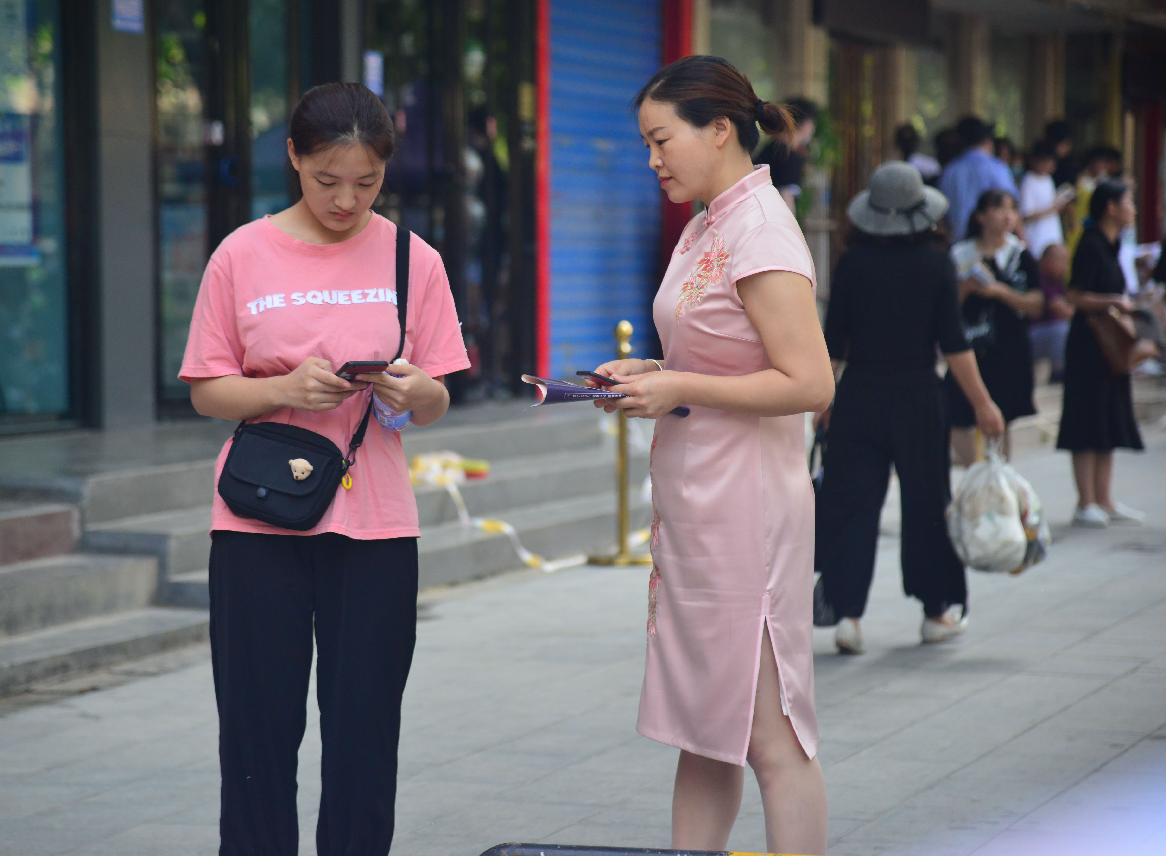 旗開(kāi)得勝！高考考場(chǎng)外的旗袍媽媽們